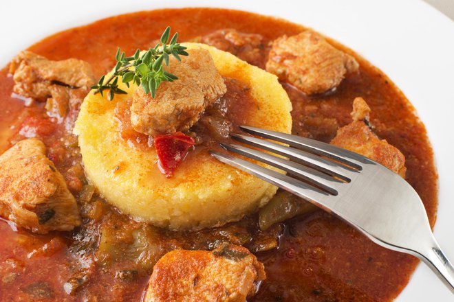 Tradicionalno jih postrežemo z golažem. FOTO: Dulezidar/Getty Images