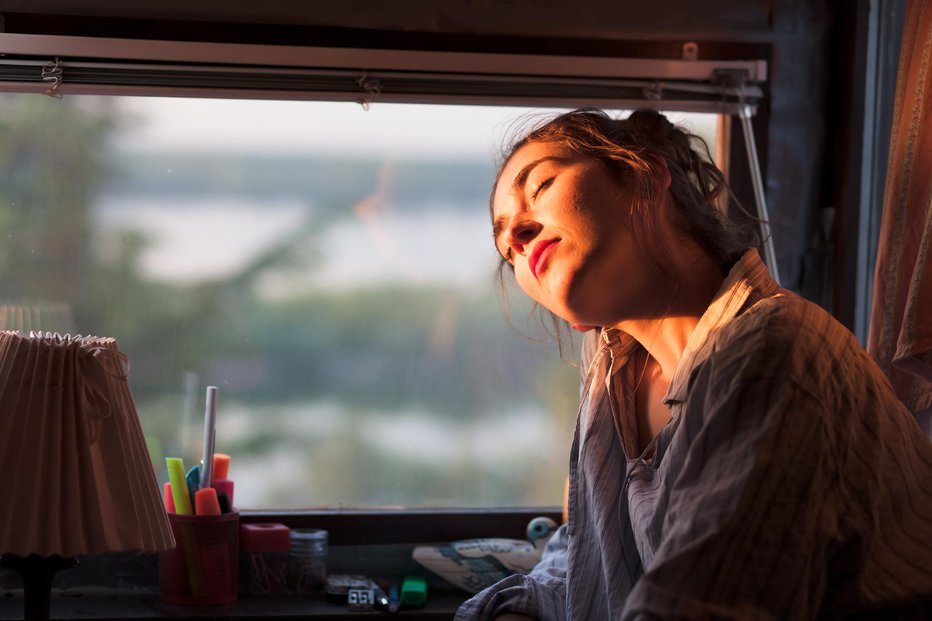 Fotografija: Eden od znakov pomanjkanja vitamina D je tudi slabo razpoloženje. FOTO: Aerogondo, Getty Images