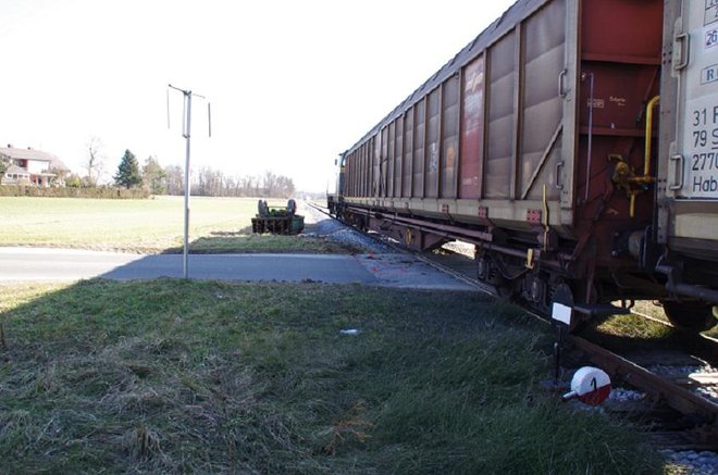 Traktorist je lažje poškodovan, nastala pa je večja materialna škoda. FOTO: PU MS