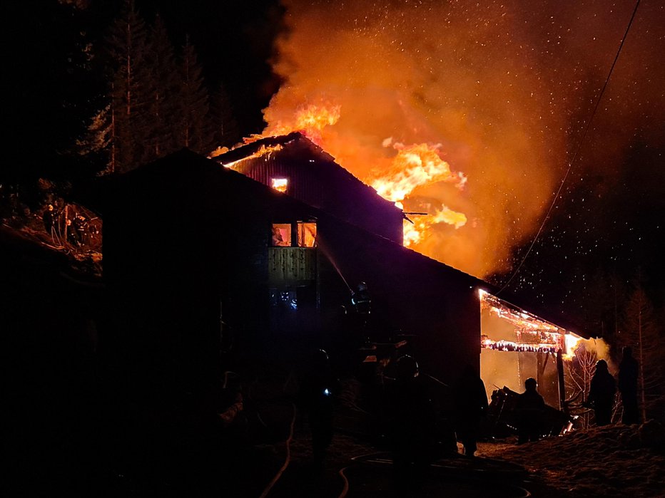 Fotografija: Koča na Golteh je gorela kot bakla. FOTO: Gasilci Mozirje