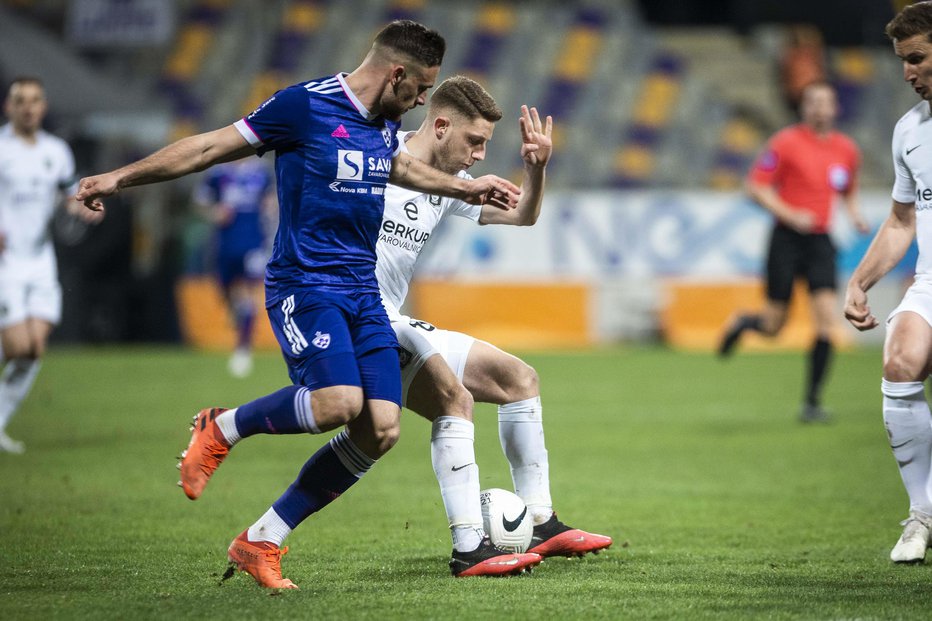 Fotografija: Aljoša Matko (levo) je po Gajserjevih besedah biser, ki je v derbiju izsilil izključitev Michaela Pavlovića, in tudi rešil Maribor pred porazom. FOTO: Jure Banfi/Sobotainfo