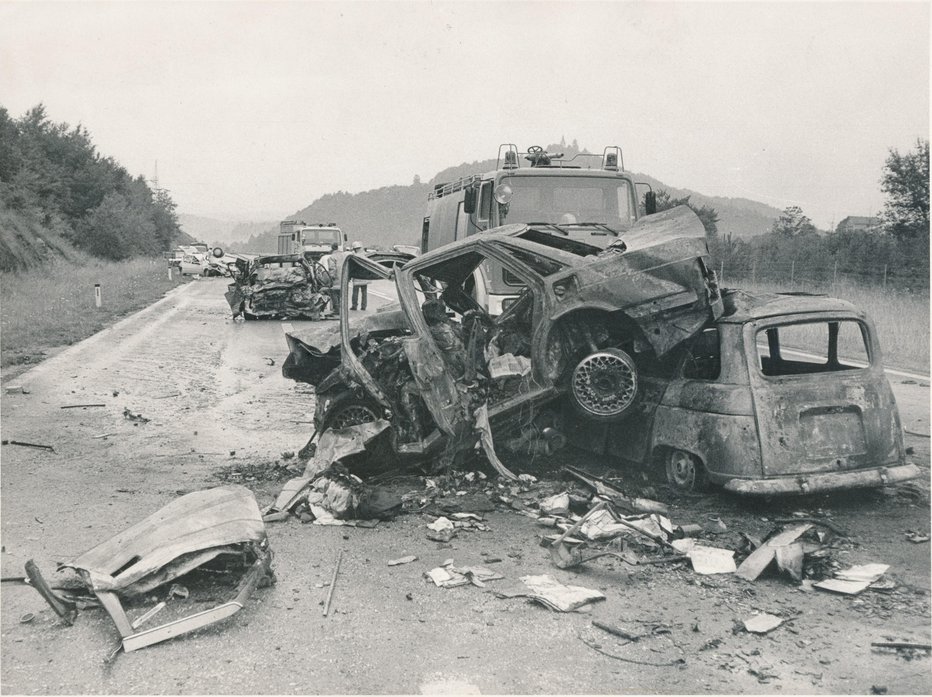 Fotografija: Leta 1992 se je zgodila ena najhujših prometnih nesreč na štajerski hitri cesti. V petih avtomobilih, treh s slovensko in dveh s tujo registracijo, je umrlo deset ljudi, med njimi sta bila dva otroka. FOTO: VOJKO ZAKRAJŠEK