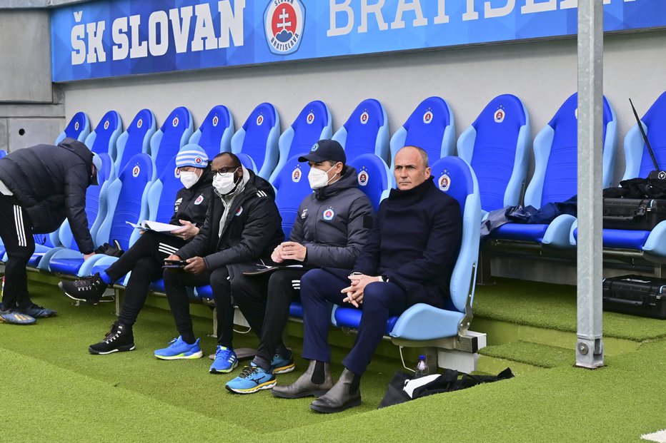 Fotografija: Novica Nikčević (drugi z desne) je pomočnik glavnega trenerja Darka Milaniča (desno) pri bratislavskem Slovanu. FOTO: Slovan Bratislava