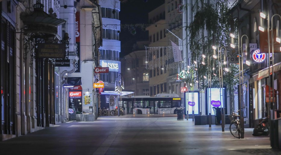 Fotografija: Prazna Ljubljana v času pandemije koronavirusa. FOTO: Jože Suhadolnik/Delo