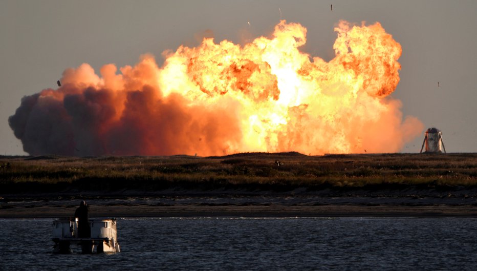 Fotografija: Starship 10 je doživel podobno usodo kot starship SN8 , ki je decembra lani eksplodiral med pristajanjem. FOTO: Gene Blevins, Reuters