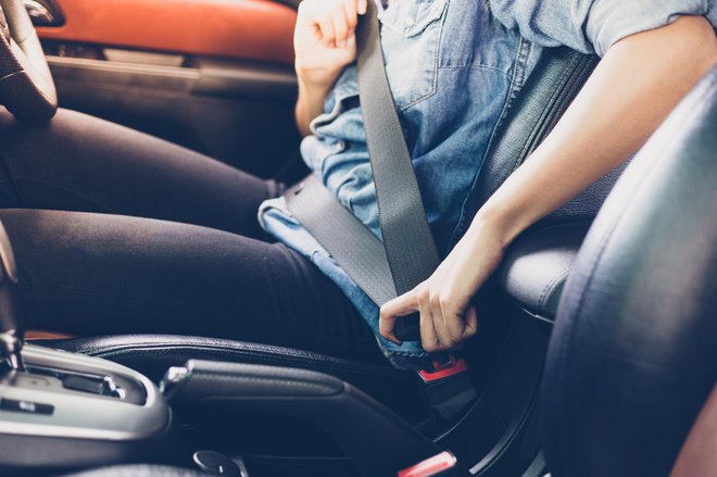 Pri trku vozila, ki vozi s hitrostjo 50 km/h, na naše telo deluje enaka sila, kot če bi padli 10 m globoko. FOTO: Getty Images