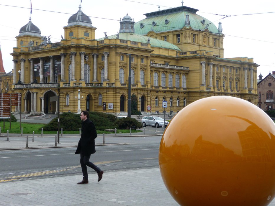 Fotografija: Dopsni kip Bojana Stupice bo postavljen v preddverju Hrvaškega narodnega gledališča. FOTO: DEJAN VODOVNIK