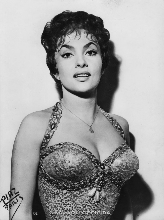 <strong>Gina Lollobrigida</strong><br />
Letos bo dopolnila 94 let, bila pa je ena največjih filmskih zvezd v 50. letih prejšnjega stoletja in priljubljen seks simbol. Ko je z leti vedno manj snemala, se je posvečala novinarstvu in fotografirala tako <strong>Salvadorja Dalija </strong>kot <strong>Audrey Hepburn</strong> in pred skoraj 50 leti naredila ekskluzivni intervju s <strong>Fidelom Castrom</strong>. Leta 1949 se je prvič poročila – s Slovencem, ki mu je povila svojega edinca. Ko se je pri 70 upokojila, je rekla: »Študirala sem slikarstvo in kiparstvo in po nesreči postala igralka. Imela sem veliko ljubimcev in še vedno imam romance. Vse svoje življenje sem imela preveč občudovalcev.«