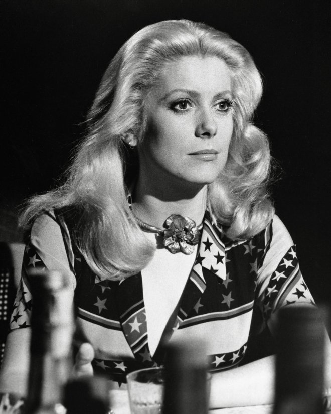 <strong>Catherine Deneuve</strong><br />
Sedeminsedemdesetletna Francozinja je znana po vlogah ledenih, skrivnostnih lepotic. V času, ko so številne Evropejke letele v ZDA iskat srečo, je ona ostala doma in postala velika zvezda. Catherine je igralka, pevka, oblikovalka čevljev, nakita, parfumov, očal in celo voščilnic. Zadnja leta še vedno pridno snema, samo leta 2019 se je pojavila v treh filmih, znana pa je tudi po tem, da je zavrnila vlogo Bondovega dekleta. Bila je muza <strong>Yvesa Saint Laurenta</strong>, borila pa se je prav tako za pravice do splava, saj je bila tudi sama prisiljena narediti nezakoniti splav.