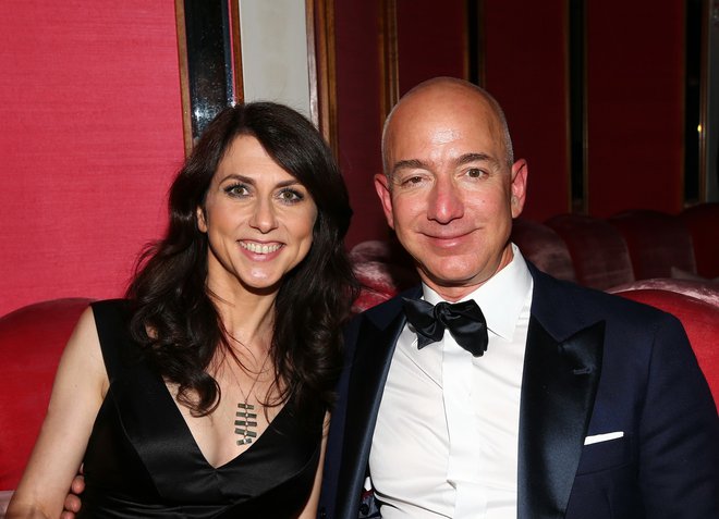 <strong>Jeff Bezos in MacKenzie Scott: 31 milijad evrov</strong><br />
Prvo mesto na lestvici najdražjih ločitev nedvomno pripada <strong>Jeffu</strong> <strong>Bezosu </strong>in<strong> MacKenzie Scott</strong>, ki sta predlani javnost šokirala z novico, da se po 25 letih zakona razhajata. MacKenzie, ki je Jeffu stala ob strani vse od nastanka mega uspešnega spletnega trgovskega podjetja, je ob slovesu dobila dobrih 31 milijard evrov.