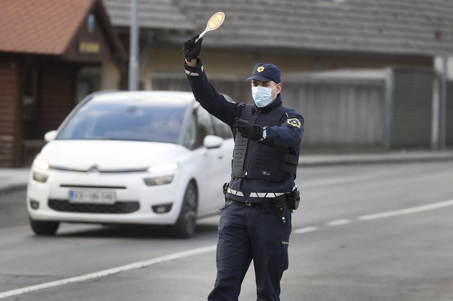 Fotografija: Policija je v zadnjem letu prejela okoli 5500 prijav občanov o domnevnih) kršitvah protikoronskih ukrepov. FOTO: Leon Vidic, Delo