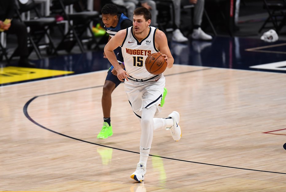 Fotografija: Nikola Jokić je za centra izjemno spreten pri vodenju žoge in podajah. FOTO: Ron Chenoy/USA Today Sports