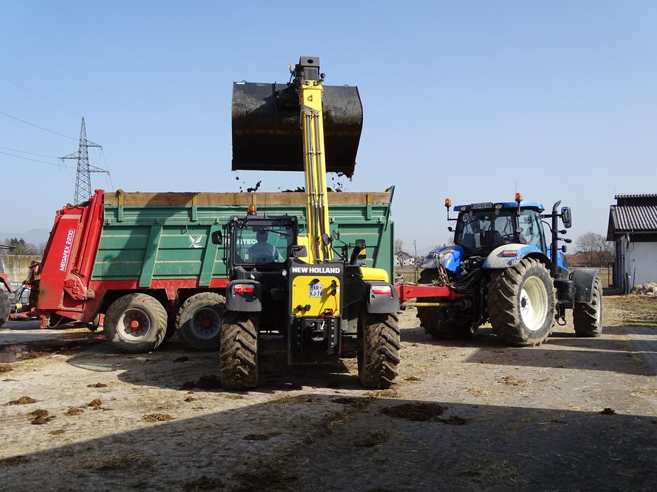 Fotografija: Zmogljivi trojček: teleskopski nakladalnik new holland TH 7.37 elite, ki nalaga hlevski gnoj na trosilnik farmtech megafex 2200. Za vleko trosilnika pa je new holland T 7.200 autocommand, ki ima maksimalno moč 203 KM. FOTOGRAFIJE: Tomaž Poje