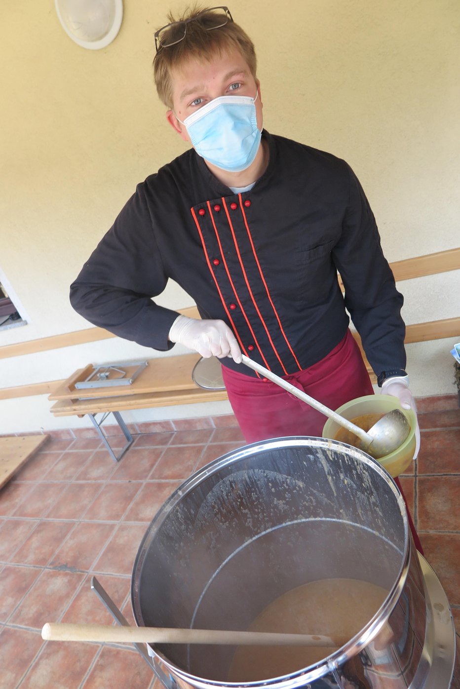 Fotografija: Gašper Zima skrbi, da dolgoletna tradicija ne utone v pozabo. FOTOGRAFJIE: Špela Ankele