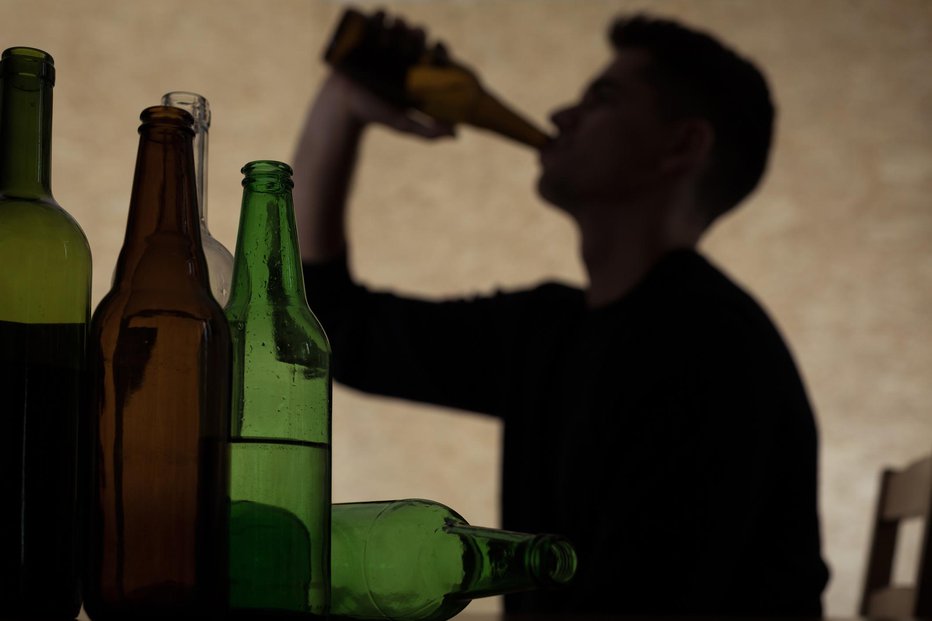 Fotografija: Alkohol v Sloveniji narekuje življenje več kot 200.000 odraslim. FOTO: Katarzynabialasiewicz/Getty Images