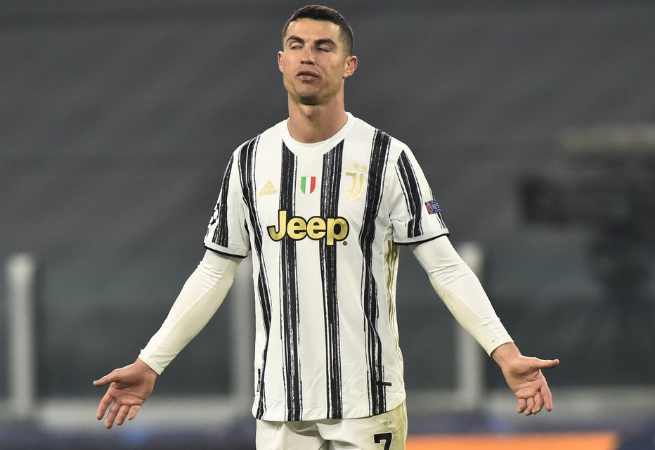 Fotografija: Cristiano Ronaldo je predrag, da bi ga Juventus še plačeval za neuspehe. FOTO: Massimo Pinca/Reuters