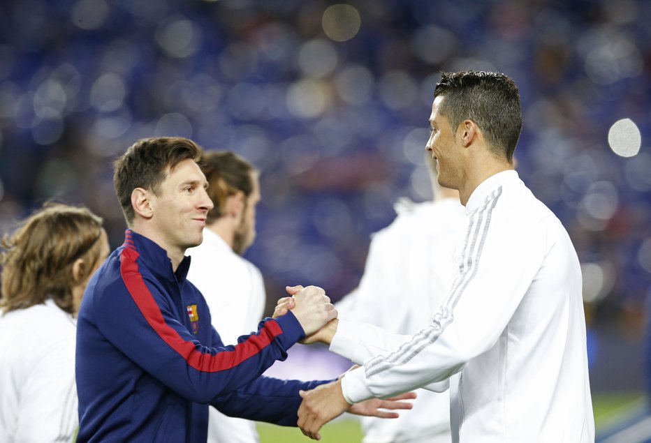 Fotografija: Lionel Messi (levo) in Cristiano Ronaldo sta dolgo kraljevala na nogometnih zelenicah. FOTO: Albert Gea/Reuters