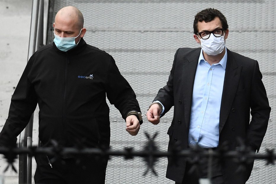 Fotografija: Simon Bowes-Lyon je sodišče zapustil priklenjen na policista. FOTO: Jeff J Mitchell/getty Images