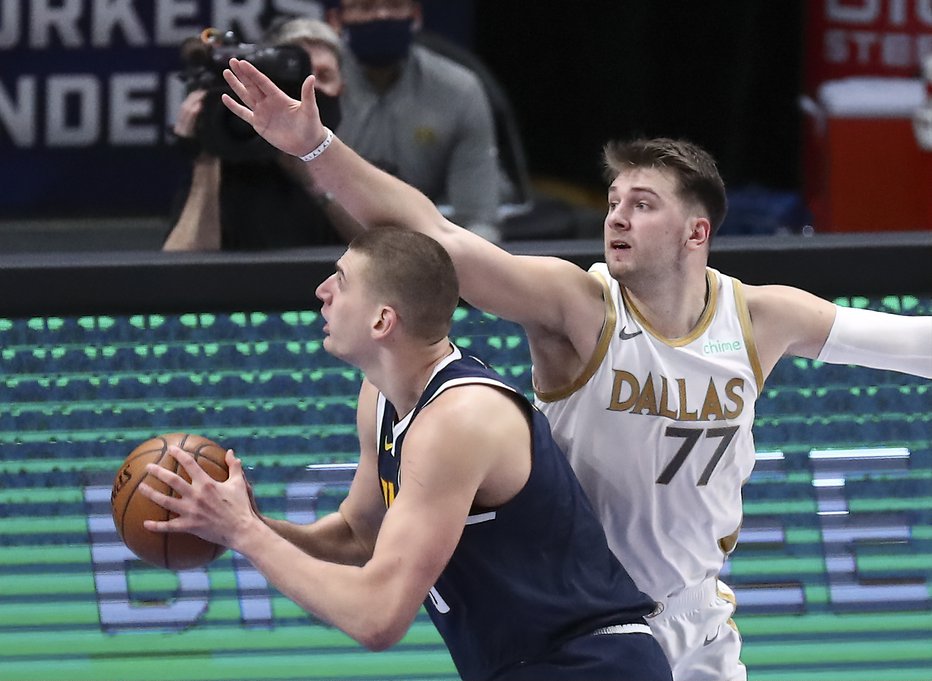 Fotografija: Luka Dončić je z Dallasom vnovič ugnal Nikolo Jokića (z žogo). FOTO: USA Today Sports