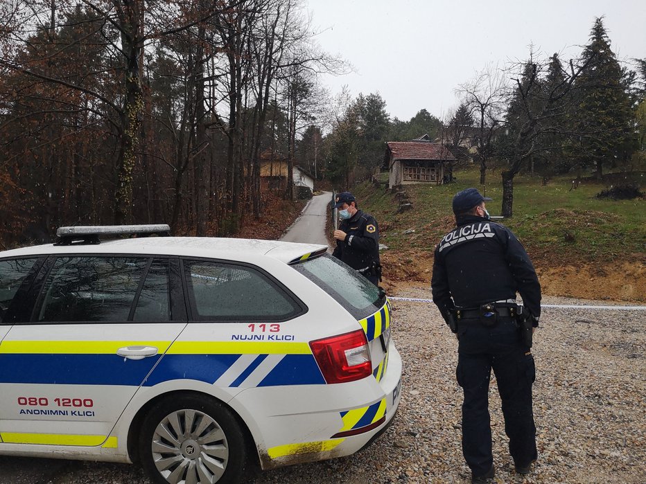 Fotografija: Na desni je hiša, kjer se je zgodila družinska tragedija. Foto: Mojca Marot
