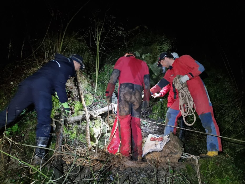 Fotografija: Reševalci pri vhodu v še neimenovano jamo pri Planini pri Ajdovščini FOTO: Igor Benko