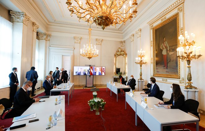 Šest  premierjev se je pogavarjalo, kako zagotoviti več cepiva in doseči bolj enakomerno razporeditev med vse članice EU. FOTO: Leonhard Foeger, Reuters