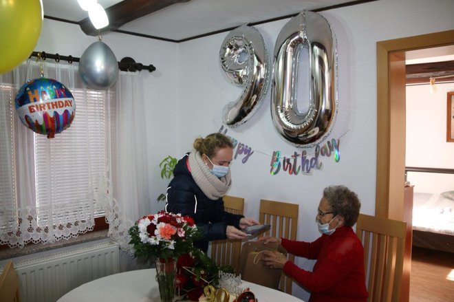 Vnukinja Melita Muhič, ki je direktorica občinske uprave, ji je v imenu občine izročila darilo.