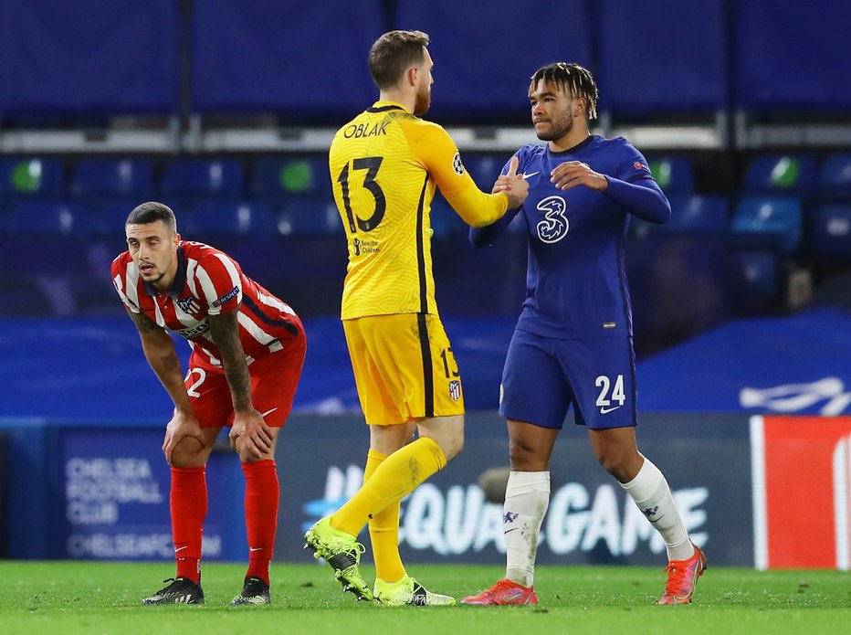 Fotografija: Oblak je moral dvakrat pobrati žogo iz svoje mreže. Vodilna ekipa La Lige se je od letošnje lige prvakov poslovila s skupnim izidom 0 : 3 proti Londončanom. FOTO: David Klein, Reuters