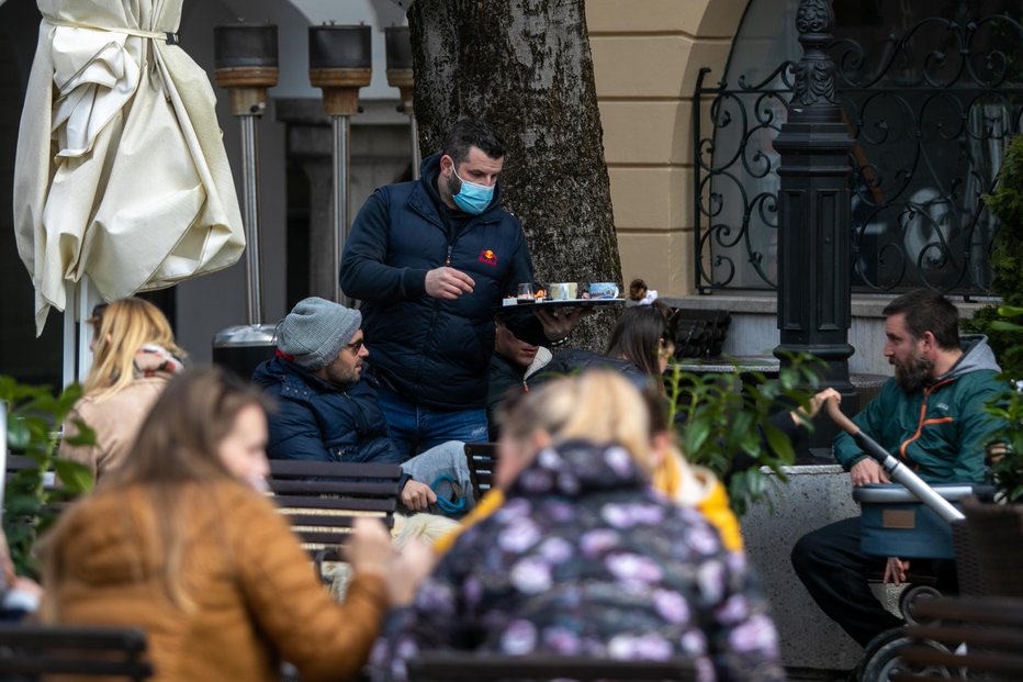 Fotografija: Najprej bi zaprli gostinske lokale. FOTO: Voranc Vogel, Delo