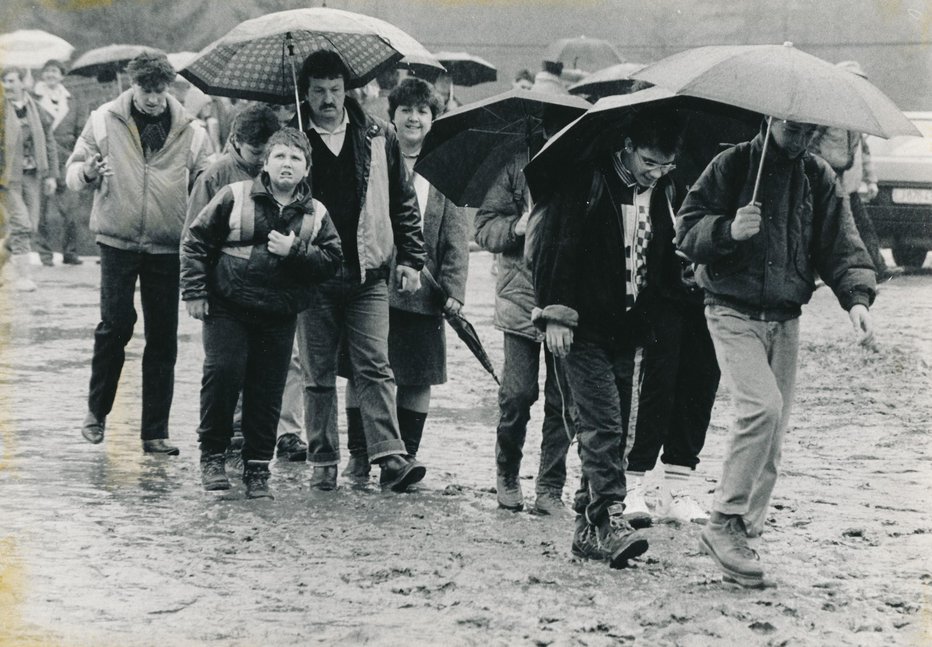 Fotografija: Po dežju in blatu na tekmo v smučarskih skokih leta 1991 FOTO: ZORAN VOGRINČIČ