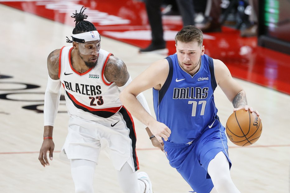 Fotografija: Ko Luka Dončić ujame pravi ritem, je nemogoče preprečiti njegovo izjemno mešanico prodorov in metov za tri točke. FOTO: Soobum Im/Usa Today Sports