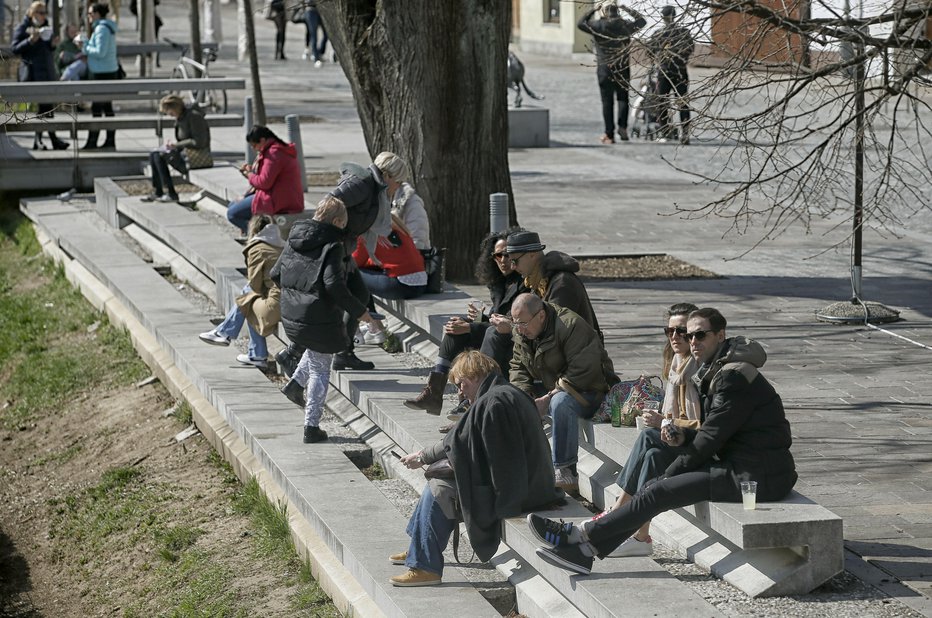 Fotografija: Razmeroma najmanj mladih opravlja menedžerske poklice ali zaseda visoka uradniška delovna mesta v javni upravi. FOTO: BLAŽ SAMEC