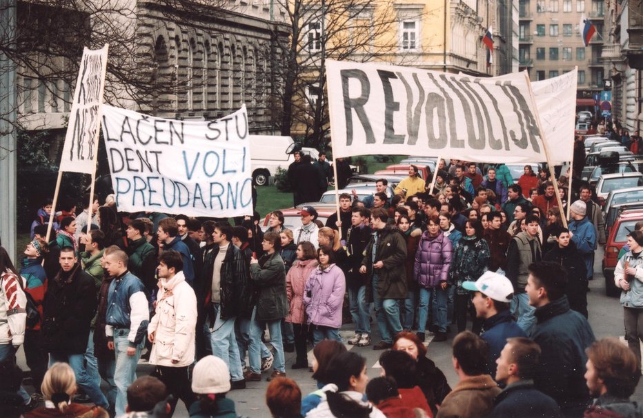 Fotografija: Leta 1996 so študenti v Ljubljani protestirali proti znižanju subvencij prehrane. FOTO: TOMI LOMBAR