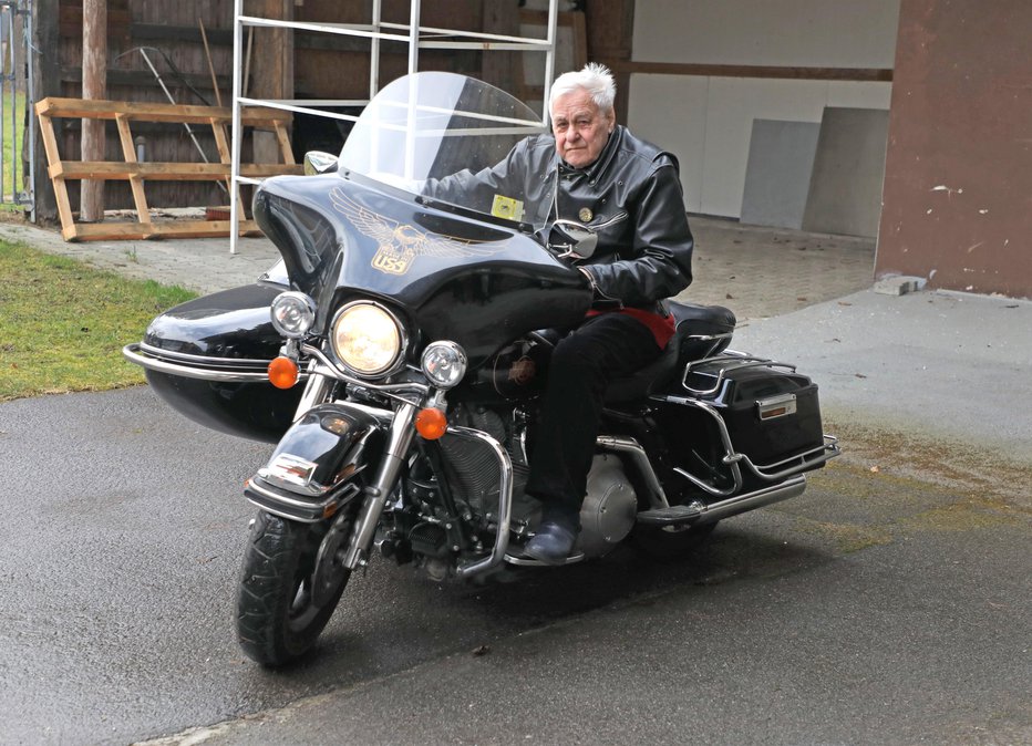 Fotografija: Simon Hribar na svojem motorju FOTO: Vido Repanšek