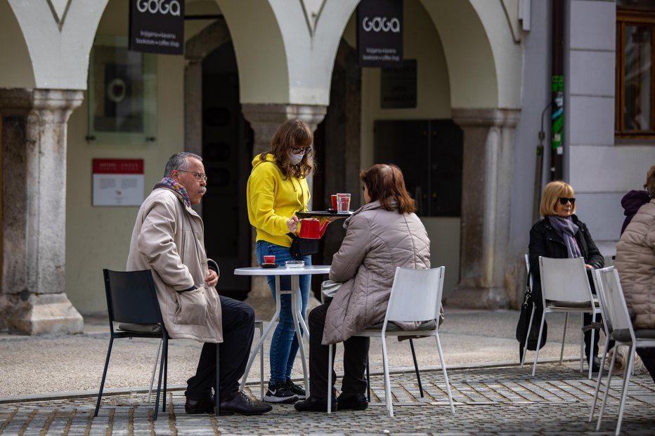 Fotografija: Bomo sledili Nemčiji in zaradi tretjega vala ustavljali javno življenje? FOTO: Voranc Vogel