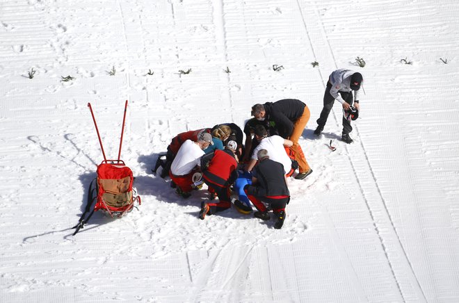 Odpeljali so ga v zdravniško oskrbo. FOTO: Srdjan Zivulovic, Reuters