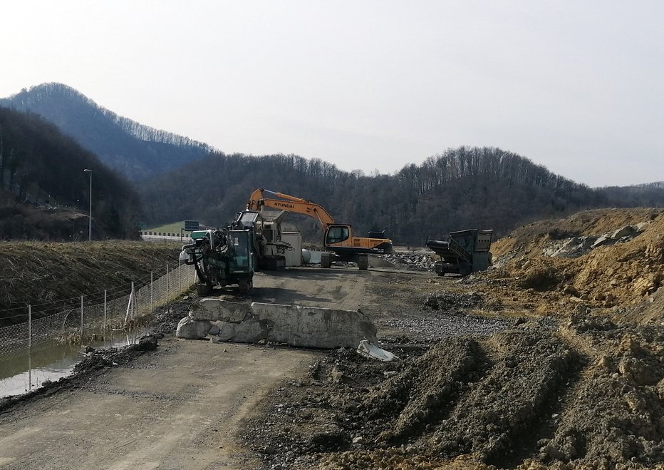 Fotografija: Ne le avtocesta, vsakodnevni mir kalijo tudi težki stroji. FOTO: Aleš Andlovič