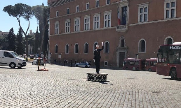 Fotografija: Na ploščadi je dama postave. FOTO: Rimska policija