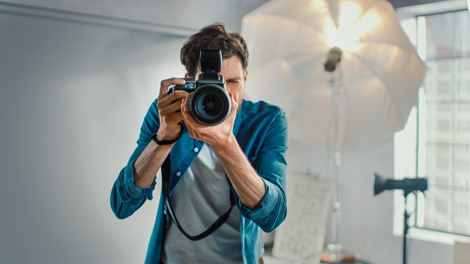 Fotografija: Vodnar z ribjim ascendentom je lahko uspešen fotograf. FOTO: Gorodenkoff/Getty Images