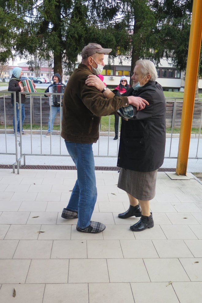 Peli in igrali so tudi za starejše, nekateri pa so spet celo zaplesali. FOTOGRAFIJI: OSEBNI ARHIV