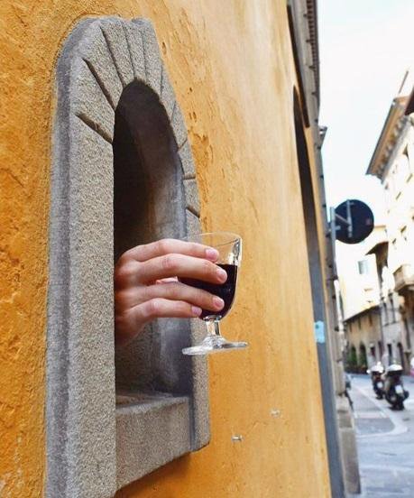 Nekoč so skoznje prodajali le vino, danes tudi sladoled in kavo. FOTO: Instagram