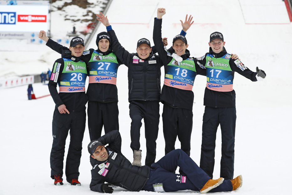 Fotografija: Glavni trener slovenske reprezentance v smučarskih skokih Robert Hrgota se je po sklepnem dejanju sezone takole ulegel pred svoje izbrance Domna Prevca, Bora Pavlovčiča, Anžeta Laniška, Petra Prevca in Žigo Jelarja. FOTO: Matej Družnik