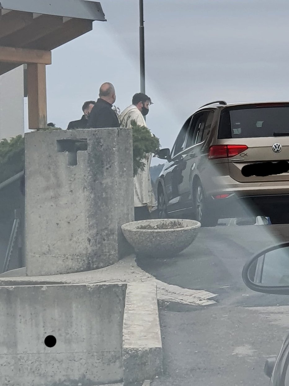 Fotografija: Blagoslov na drive-in način. Župnik Martin Golob. FOTO: Miha Legin