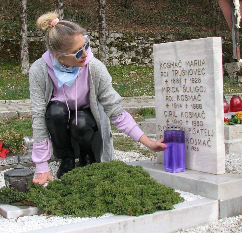 Fotografija: Na dedkovem grobu je prižgala svečko. FOTOGRAFIJE: Osebni arhiv