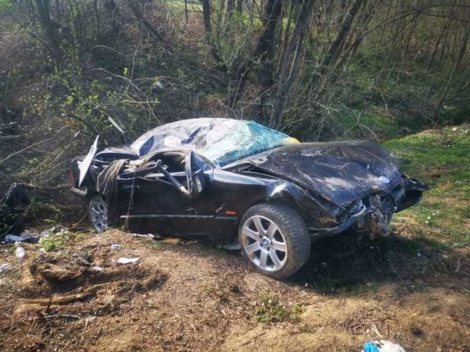 V močno uničenem avtomobilu so ostale tri poškodovane osebe. FOTO: PGD Murska Sobota