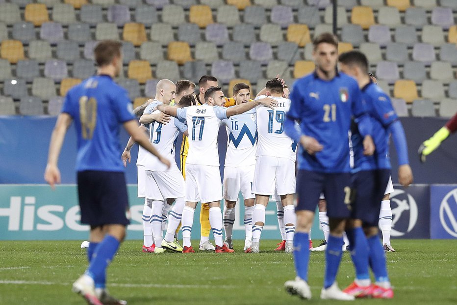 Fotografija: Mladi slovenski reprezentanci ni pomagal niti bojevit in moštveni duh, na euru so bili nekonkurenčni. FOTO: Leon Vidic