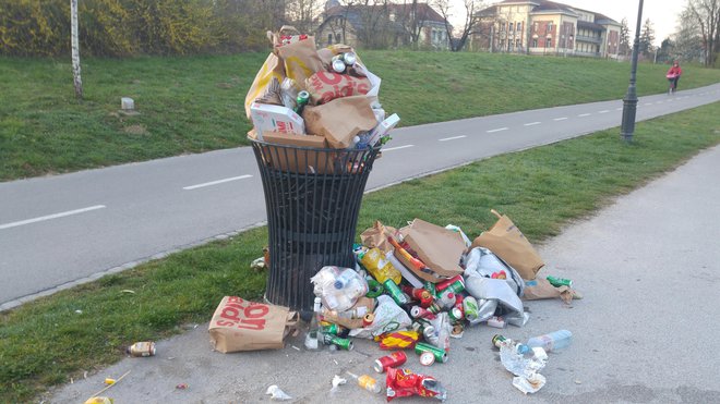 Prepolni koši smeti v Tivoliju. FOTO: bralka Mojca