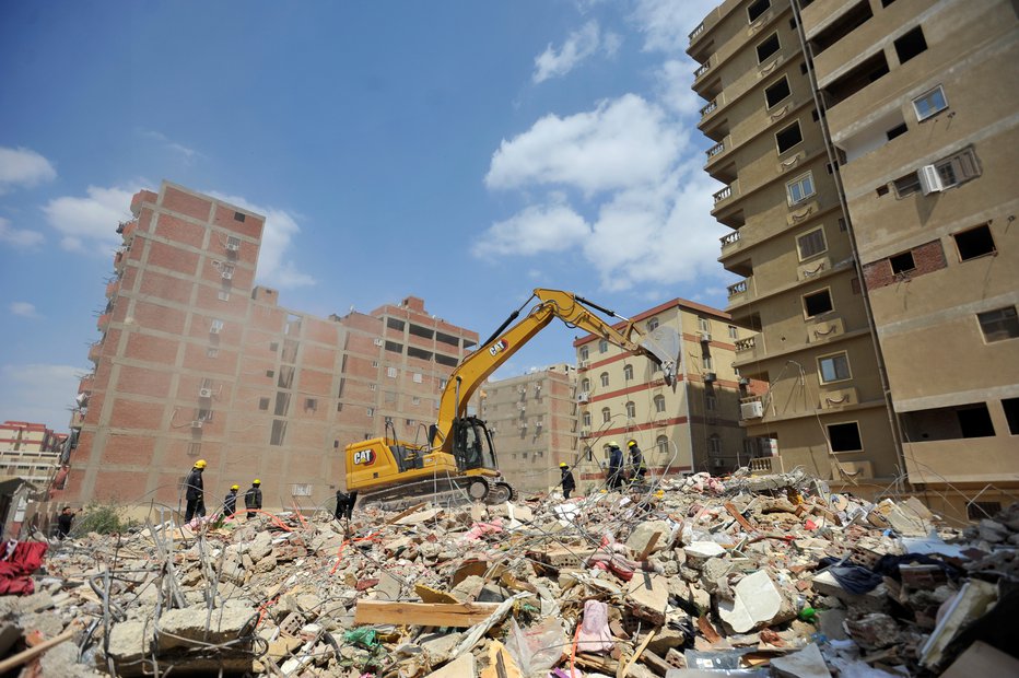 Fotografija: V Kairu se je porušila desetnadstropna stavba. FOTO: Shokry Hussien/Reuters