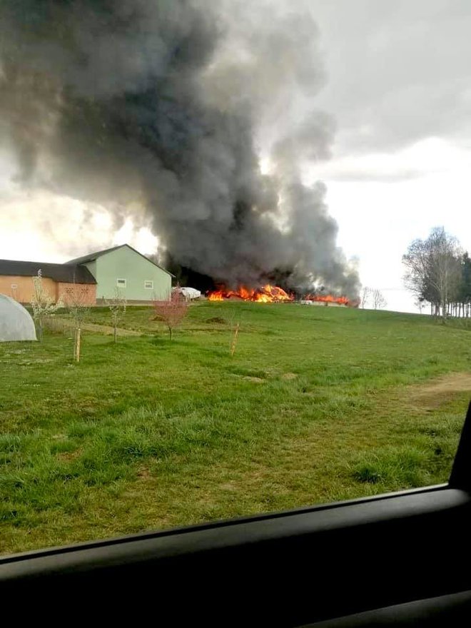 Gasilci se borijo z močnimi plameni. FOTO: 112 Ptuj