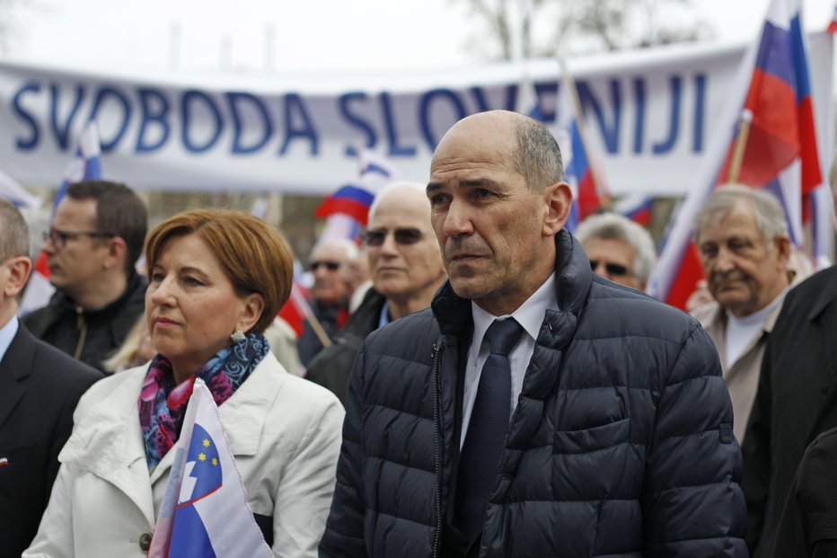 Fotografija: Janez Janša in Ljudmila Novak. FOTO: Leon Vidic, Delo 